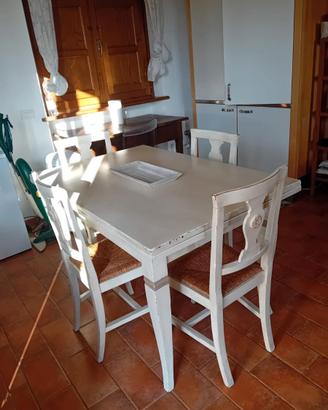 TAVOLO IN LEGNO CON SET 4 SEDIE