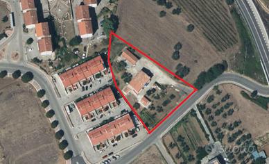 Edificio con lotto di terreno 2100 metri cubi