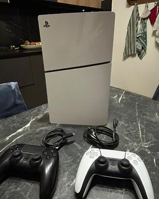 Playstation 5 con diso +2 pad e 1 anno di plus