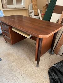 scrivania in legno
