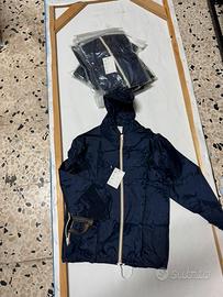 Stock di Kway antipioggia trasformabile