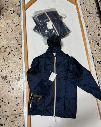Stock di Kway antipioggia trasformabile