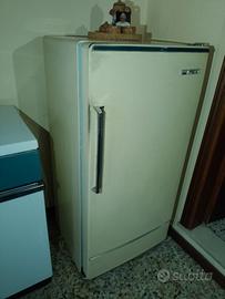 Antico frigorifero Rex e cucina