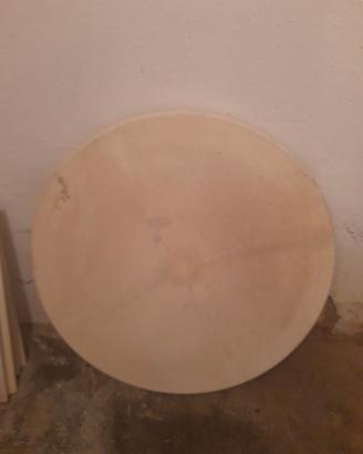 Tavolo in plastica da giardino.