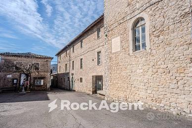 UN CASTELLO IN UMBRIA, INFINITE POSSIBILITÀ