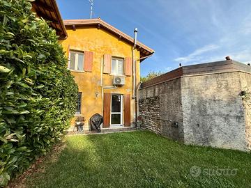 VILLA SCHIERA PRONTA AD ESSERE ABITATA