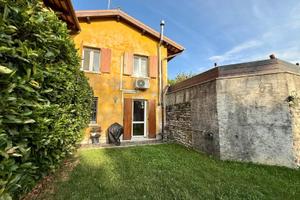 VILLA SCHIERA PRONTA AD ESSERE ABITATA