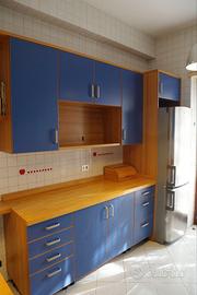 Cucina completa con frigorifero e lavastoviglie