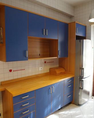 Cucina completa con frigorifero e lavastoviglie