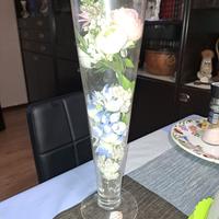 vaso di vetro con fiori di carta 