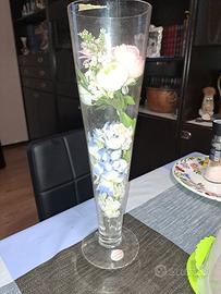 vaso di vetro con fiori di carta 