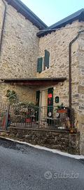 Porzione casa in sasso nel borgo 