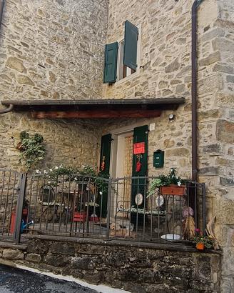 Porzione casa in sasso nel borgo 
