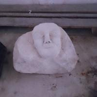 Scultura su pietra di volto umano