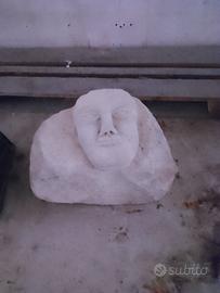 Scultura su pietra di volto umano