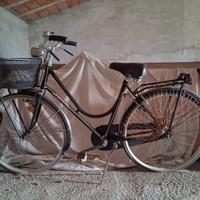 Bicicletta donna con copertoni da cambiare