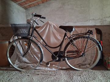 Bicicletta donna con copertoni da cambiare