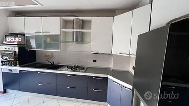 Cucina angolare completa – su misura