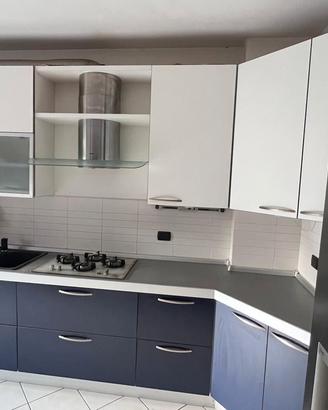 Cucina angolare completa – su misura