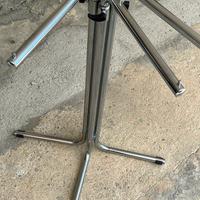 scaffalatura per negozio con faretti e appendi abi