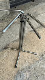 scaffalatura per negozio con faretti e appendi abi