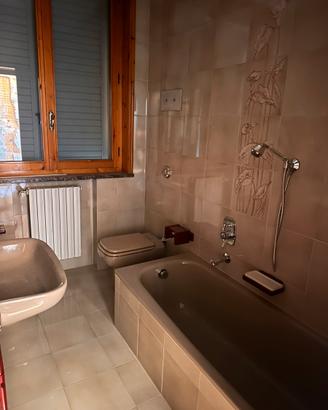 Bagno completo sanitari vasca ideal standard conca