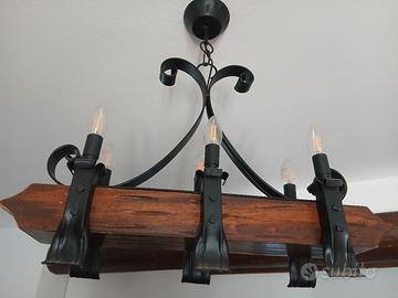 Lampadario rustico a trave in legno/ferro battuto