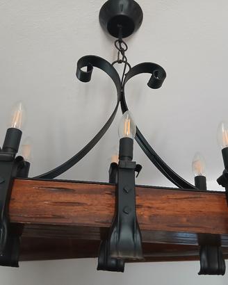 Lampadario rustico a trave in legno/ferro battuto