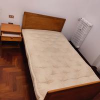 Letto in legno a una piazza e mezza