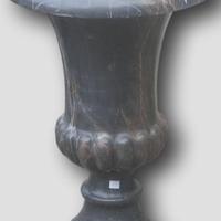 VASO IN MARMO NERO A COPPA MEDICI H 76