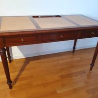 Elegante scrittoio in noce e cuoio con sedia