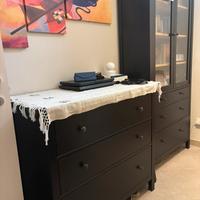 Cassettiera e libreria.