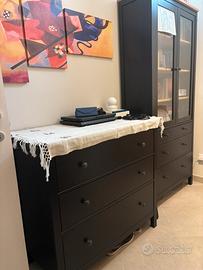 Cassettiera e libreria.