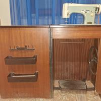 Macchina da cucire AUTOMATIC con mobile. Funziona