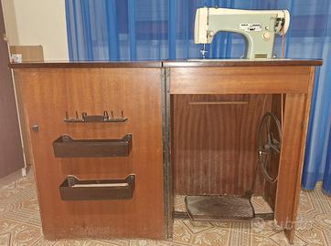 Macchina da cucire AUTOMATIC con mobile. Funziona