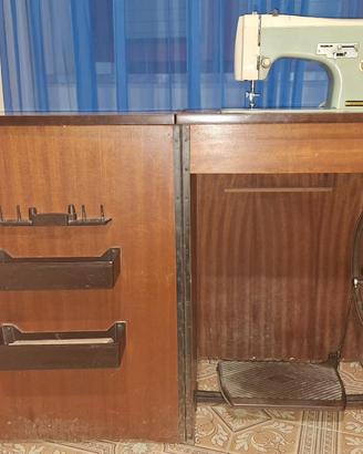 Macchina da cucire AUTOMATIC con mobile. Funziona