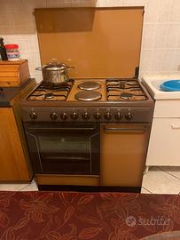CUCINA 4 FUOCHI + 2 PIASTRE ELETTRICHE