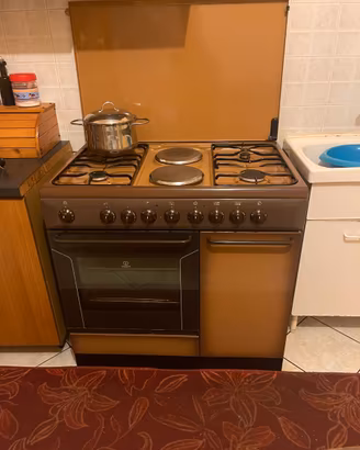 CUCINA 4 FUOCHI + 2 PIASTRE ELETTRICHE