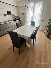Tavolo allungabile con sedie