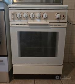 cucina a gas con forno e fornelli