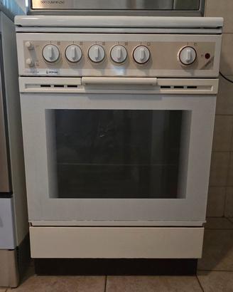 cucina a gas con forno e fornelli