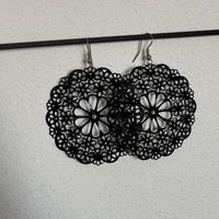 Orecchini a fiore nero