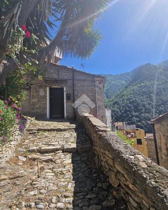 4 LOCALI A BADALUCCO