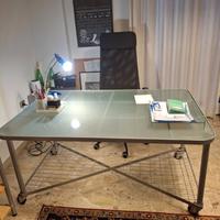 Scrivania con piano in vetro