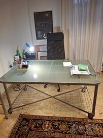 Scrivania con piano in vetro