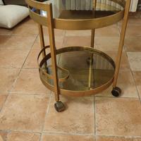 Tavolino porta liquori ottonato con ruote.