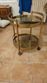 Tavolino porta liquori ottonato con ruote.