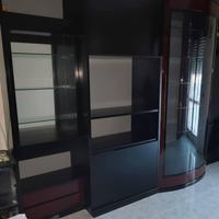 parete attrezzata con tavolo e sedie 