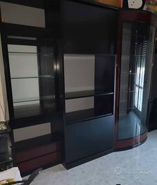 parete attrezzata con tavolo e sedie 