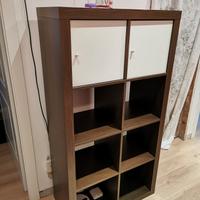 Libreria con ante  Kallax Ikea marrone scuro.